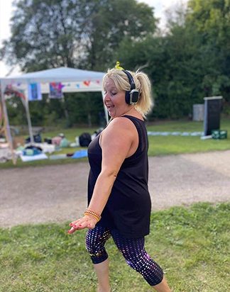 Charlotte Frølund danser frit og groover til musikken.
